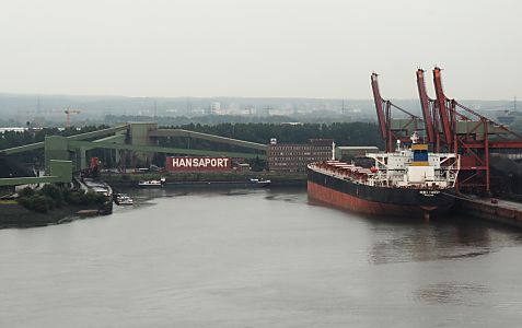 011_15983 - der Hansaport am Khlbrand; in der linken Bildmitte die grossen Frderanlagen mit denen die Erze und Kohle zu dem Lagerplatz oder den Bahnanlagen befrdert wird.