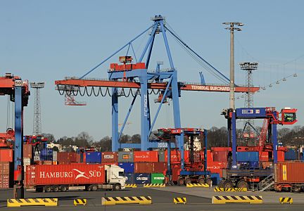 11_17419 - geschftiges Treiben auf dem Athabaskakai des Containerterminals Burchardkai. Mit dem weiten Ausleger der Containerbrcke wird ein Schiff entladen - Straddle Carrier transportieren die Container ber das Hafengelnde; ein Lastwagen fhrt mit einem Container am Hafenkai entlang. 