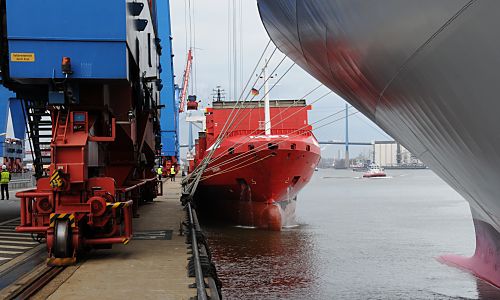 011_17457 - die Containerschiffe liegen festgetut am Ballinkai des Terminals; lks. die massiven Metallrder der Containerbrcke - rechts im Hintergrund fhrt ein Schlepper in den Khlbrand ein, dahinter die Khlbrandbrcke.