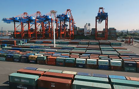 011_17464 - Blick ber das Containerlager des Terminals EUROGATE im Hamburger Hafen - im Hintergrund der Predhlkai mit den hohen Containerbrcken, die einen Frachter entladen und neue Fracht an Bord bringen. 