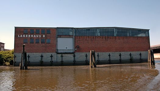 11_174660 - Blick zum Lagerhaus D am Melniker Ufer vom Moldauer Hafen; das 1914 gebaute Gebude steht unter Denkmalschutz.