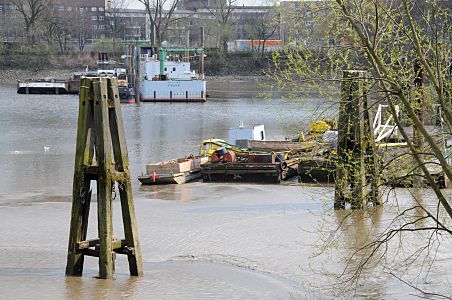 11_17468 - Blick ber den Moldauhafen Richtung Dresdener Ufer bei Ebbe - im Hintergrund Huser der Veddel.  