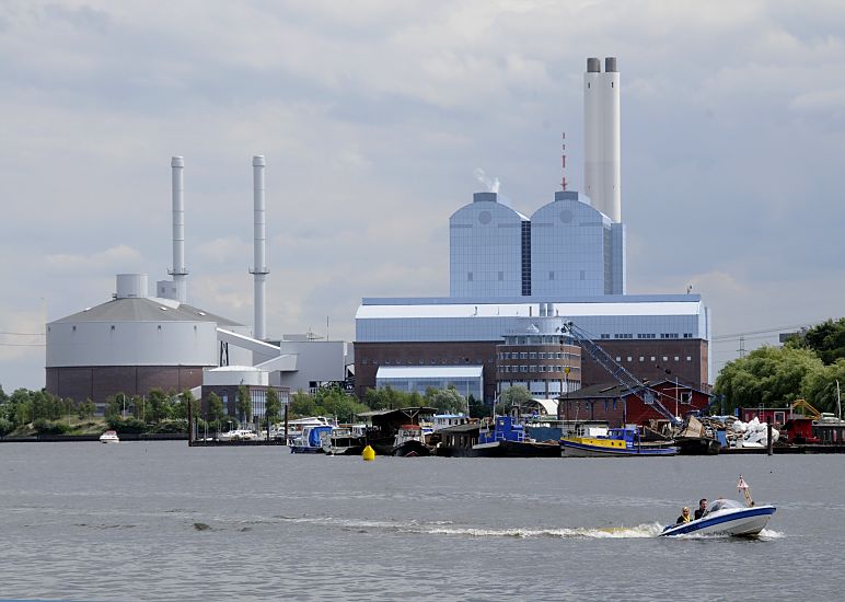 11_17517 Blick ber die Billwerder Bucht zum Kraftwerk Tiefstack - Boote liegen am Ufer von Kaltehofe,r, ein kleines Motorboot fhrt Richtung Norderelbe.