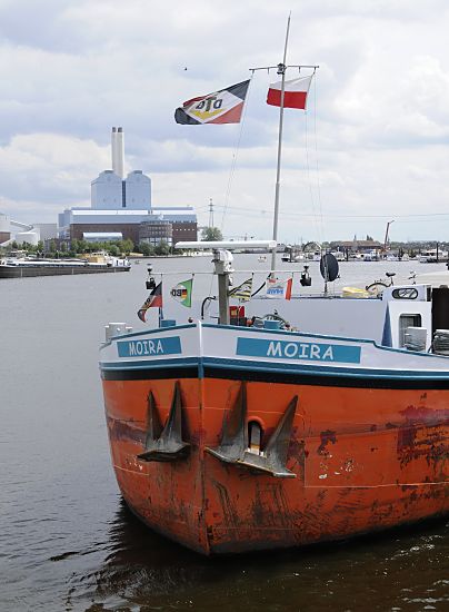 11_17521 Schiffsbug des Binnenschiffs MOIRA mit zwei schweren Ankern in der Billwrder Bucht. Bei einer Lnge von fast 100m und einer Breite von ca. 9,00m kann das Motorschiff mehr als 1500 t Ladung transportieren - im Hintergrund das Kraftwerk Tiefstack