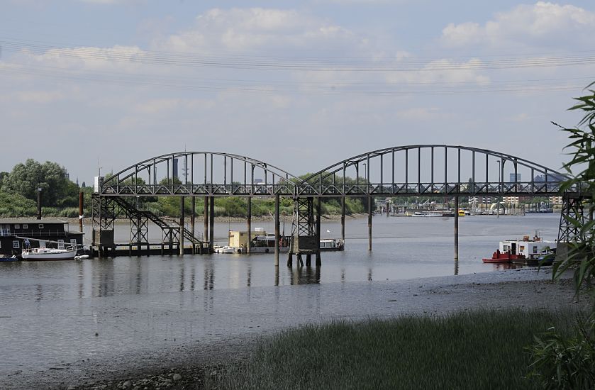 11_17532 Zwar wird in Erwgung gezogen, dass die als baufllig dargestellte Wassertreppe unter Denkmalschutz gestellt wird, aber trotzdem soll die Anlage im Mai / Juni 2008 abgerissen werden. Den Anlieger, die ihre Hausboote am Ponton unterhalb der Treppe liegen haben knnen nach der Sperrung der Treppe ihre Boote nur noch ber Wasser erreichen. Auch haben sie noch keinen neuen Liegeplatz.