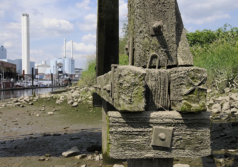 11_17533 Hamburger Bilder - Fotos von Hamburg  ::Die tragenden Sttzen des Aufgangs zur eisernen Wassertreppe sind aus massiven Holzbalken, deren unterer Bereich durch die Gezeiten bei Flut unter Wasser stehen und bei Ebbe sichtbar sind. Im Hintergrund das imposante Kraftwerk Tiefstack amit seinen hohen Schornsteinen.