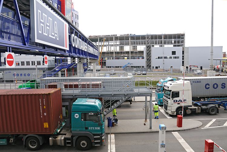 Einfahrt zum Terminalgelnde, Abfertigung von Lastzgen im Hamburger Hafen  Fotos aus dem Hamburger Hafen; HHLA Container Terminal Tollerort  11_01_0503 Lastzge mit Containern werden an der Einfahrt des HHLA-Container Terminals Tollerort abgefertigt. Die Zugmaschinen bringen Container auf das Terminal, andere transportieren die gelschten Standart-Metallboxen in das Hamburger Hinterland.