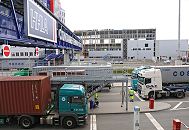 11_01_0503 Lastzge mit Containern werden an der Einfahrt des HHLA-Container Terminals Tollerort abgefertigt. Die Zugmaschinen bringen Container auf das Terminal, andere transportieren die gelschten Standart-Metallboxen in das Hamburger Hinterland.
