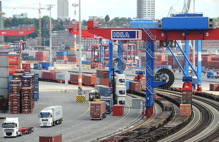 Hamburg-Fotos aus dem Hafen; Container Terminal Tollerort  Containerbahnhof Tollerort - Portalkrne beladen Gterwaggons, Sattelschlepper 11_03_0543 Containerbahnhof auf dem Gelnde des HHLA Terminals Tollerort; auf fnf Gleisen knnen die Gterwaggons mit den ber den Glasanlagen ragenden Portalkrne beladen werden. Lastzge liefern Conainer an. Im Hintergrund Gebude am anderen Elbufer von Hamburg Altona.