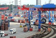 11_03_0543 Containerbahnhof auf dem Gelnde des HHLA Terminals Tollerort; auf fnf Gleisen knnen die Gterwaggons mit den ber die Glasanlagen ragenden Portalkrne beladen werden. Lastzge liefern Container an - im Hintergrund Gebude von Hamburg Altona am anderen Elbufer.