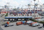 11_04_0546 Sattelzge bringen Container auf das Gelnde des Terminals Tollerort; einige der LKW warten auf dem Parkplatz auf ihre Abfertigung. Das LKW-Gate hat insgesamt acht Abfertigungs-Stationen. Auf dem Gelnde des Terminals werden die Stahlboxen fr den Weitertransport in drei Lagen gestapelt.