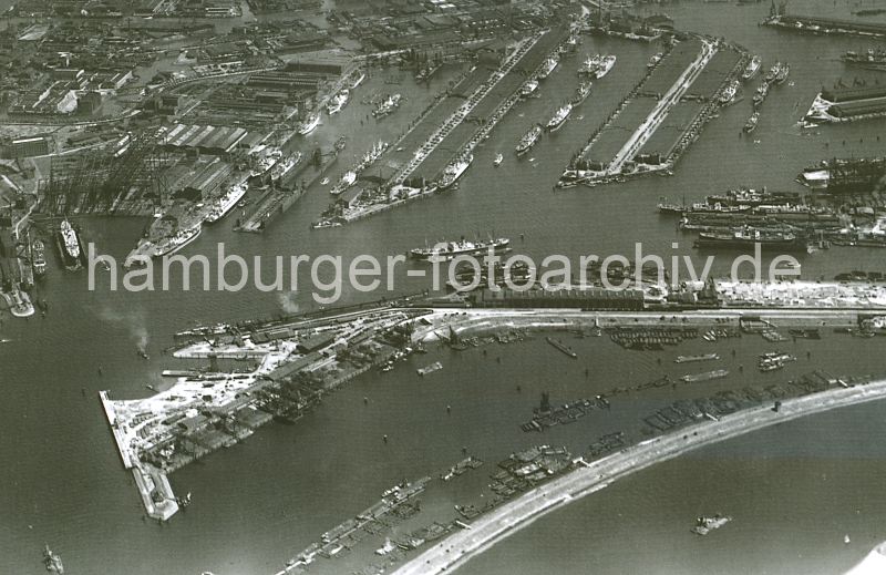 historische Luftaufnahme Hamburger Hafen ca. 1931 - Vorhafen, Kohleschiffhafen Hafenbecken im Hamburger Hafen, Frachter Kaischuppen Schiffswerft 11_08_01_3502 historisches Luftbild Hafen Hamburg - rechts im Vordergrund ein Ausschnitt vom Köhlbrand, dahinter - nur durch eine Landzunge abgeteilt der historische Kohleschiffhafen. Die Zuschüttung des Hafenbeckens wurde 2008 beendet und das Container Terminal Tollerort hat dort seine Lagerflächen und den Containerbahnhof. Hinter dem Kohleschiffhafen liegt der Vorhafen, rechts oben mündet der Ellerholzhafen und lks. davon liegen der Kaiser Wilhelm Hafen und der Kuhwärderhafen.