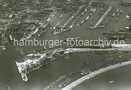 11_08_01_3502 historisches Luftbild Hafen Hamburg - rechts im Vordergrund ein Ausschnitt vom Khlbrand, dahinter - nur durch eine Landzunge abgeteilt der historische Kohleschiffhafen. Die Zuschttung des Hafenbeckens wurde 2008 beendet und das Container Terminal Tollerort hat dort seine Lagerflchen und den Containerbahnhof. Hinter dem Kohleschiffhafen liegt der Vorhafen, rechts oben mndet der Ellerholzhafen und lks. davon liegen der Kaiser Wilhelm Hafen und der Kuhwrderhafen.