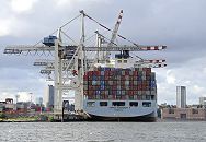 11_14_9622 Auf dem Heck des Containerfrachters sind die Containern sieben Lagen hoch gestapelt - der 300m lange Frachter hat eine max. Geschwindigkeit von 25 Knoten und kann 7500 Standardcontainer laden. Das Containerschiff wurde 2004 fertig gestellt; die COSCO Container Lines ist die chinesische Staatsreederei.