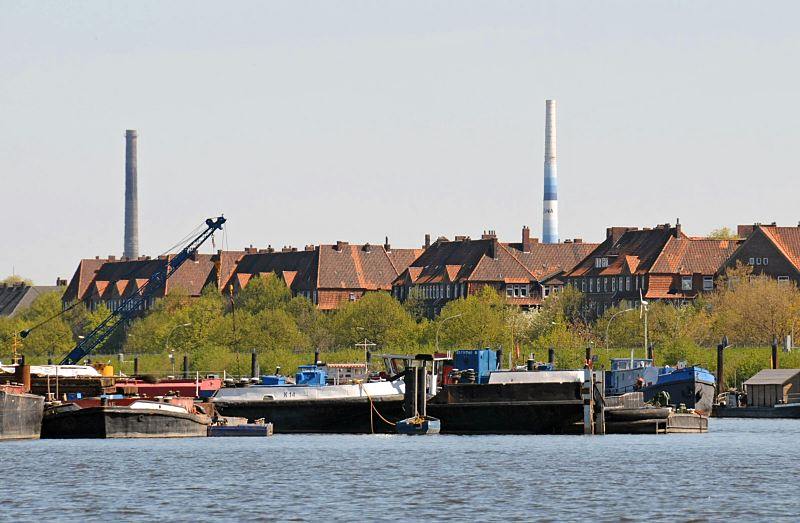 Fotografien vom Hamburger Hafen, Kaianlagen und Hafenbecken. Schuten und Arbeitsboote im Spreehafen Hamburg / Spandauer Ufer. 243_6869 Schuten und Arbeitsboote liegen am Spandauer Ufer des Spreehafens Hamburg - auf der gegenber liegenden Seite des Hafenbeckens das Berliner Ufer mit dem Deich und dem Zollzaun. Dahinter Wohngebude an der Harburger Chaussee.