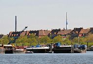 243_6869 Schuten und Arbeitsboote liegen am Spandauer Ufer des Spreehafens Hamburg - auf der gegenber liegenden Seite des Hafenbeckens das Berliner Ufer mit dem Deich und dem Zollzaun. Dahinter Wohngebude an der Harburger Chaussee. 