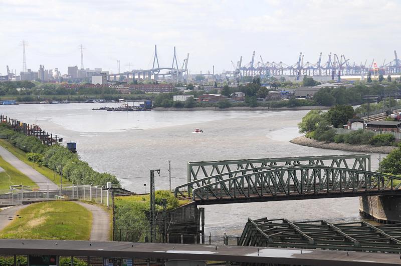 Fotografien vom Hamburger Hafen, Kaianlagen und Hafenbecken. Luftaufnahme vom Hamburger Spreehafen - Mggenburger Durchfahrt. 45_0028 Blick von der Mggenburger Durchfahrt auf den Spreehafen; rechts die Durchfahrt zum Saalehafen dahinter fhrt der Veddelkanal zum Reiherstieg. Auf der linken Seite der Zollzaun und das Berliner Ufer, an dem Hausboote und Arbeitsboote fest gemacht haben; groe Teile des Spreehafen fallen bei Ebbe trocken. Im Hintergrund die Khlbrandbrcke und die Containerbrcken des Walterhofer Hafens.