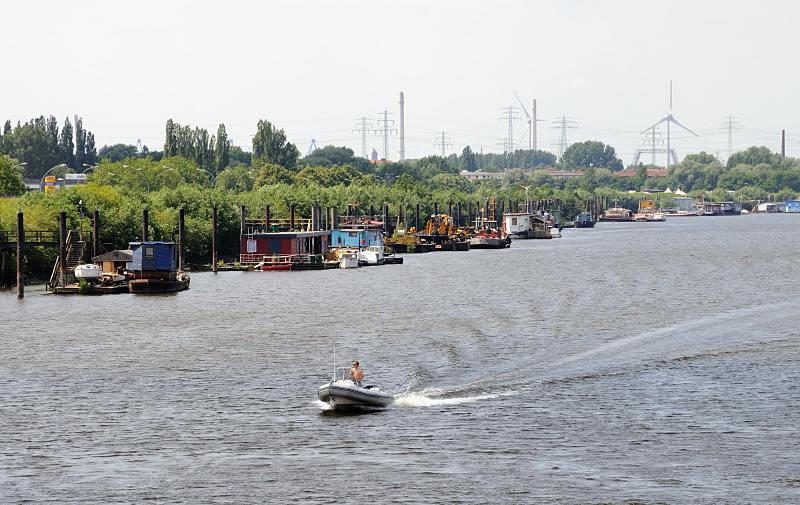 Fotografien vom Hamburger Hafen, Kaianlagen und Hafenbecken. Hausboote am Berliner Ufer des Hamburger Spreehafens - Sportboot in Fahrt.  46_9259 An den Wassertreppen des Spreehafens liegen Arbeitsboote und Hausboote in unterschiedlichen Gren un Farben. Ein Sportboot kommt vom Reiherstieg und berquert den Spreehafen und fhrt Richtung Mggenburger Zollhafen.