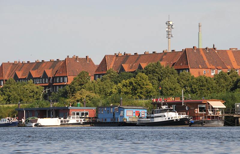 Fotografien vom Hamburger Hafen, Kaianlagen und Hafenbecken. Hausboote und Barkassen am Ufer des Spreehafen Hamburgs. 47_4040 An den Pontons und Dalben des Berliner Ufers im Spreehafen liegen Hausboote, die als Ateliers und Bros genutzt werden. Die Schiffe werden ber bewegliche Wassertreppen erreicht, die sich den unterschiedlichen Wasserstnden im Hamburger Hafen anpassen.