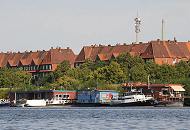 47_4040 An den Pontons und Dalben des Berliner Ufers im Spreehafen liegen Hausboote, die als Ateliers und Bros genutzt werden. Die Schiffe werden ber bewegliche Wassertreppen erreicht, die sich den unterschiedlichen Wasserstnden im Hamburger Hafen anpassen.