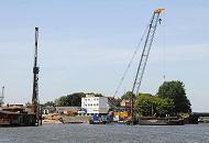 49_9621 Fr den Zugang zu dem Wilhelmsburger Ernst-August-Kanal wird eine neue Schleuse gebaut, die den Sportschiffen und Fahrgastschiffen die Zufahrt auf die Wilhelmsburger Kanle weiter ermglichen. Die neue Schleuse ist auch ein Teil der Hochwasserschutzanlage des Hamburger Hafengebiets. 