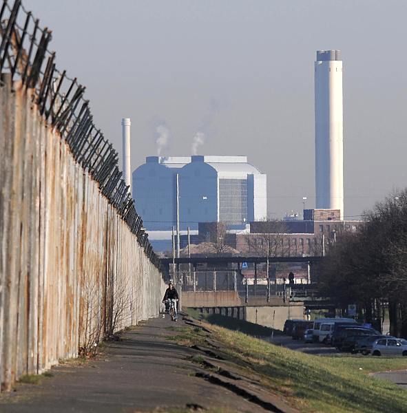 Hamburgbilder vom HamburgHafen. Zollzaun am Spreehafen / Kraftwerk Tiefstack. Hamburgfotografie von Christoph Bellin. 52_0222 Blick entlang des Zollzauns an der Harburger Chaussee, die das Freihafen- gelnde am Spreehafen abtrennt. Im Hintergrund die S-Bahn Station Hamburg Veddel, dahinter das Kraftwerk Tiefstack an der Billwerder Bucht.