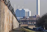 52_0222 Blick entlang des Zollzauns an der Harburger Chaussee, die das Freihafen- gelnde am Spreehafen abtrennt. Im Hintergrund die S-Bahn Station Hamburg Veddel, dahinter das Kraftwerk Tiefstack an der Billwerder Bucht. 