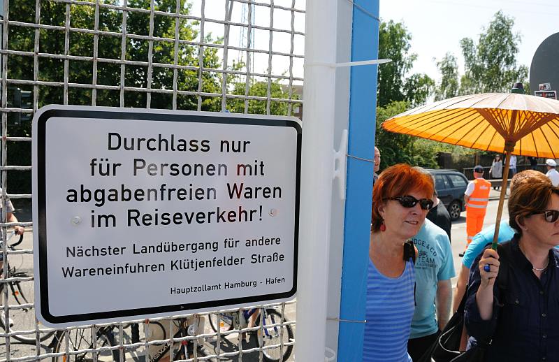 Bilder vom Hamburger Hafen + Freihafen Hamburg. Durchlass am Zollzaun des Spreehafen / Hinweisschild. Hamburgfotografie von Christoph Bellin. 