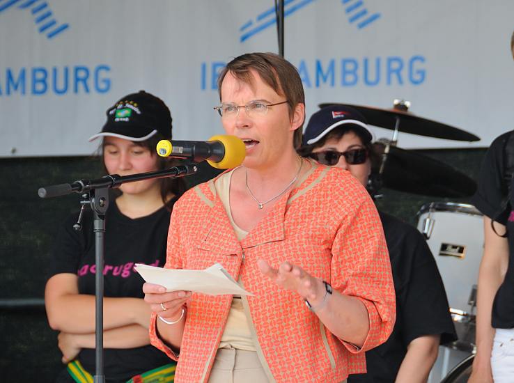 Fotos vom Hafen der Hansestadt Hamburger / Spreehafen. Rede der Hamburger Stadtentwicklungssenatorin Anja Hajduk ( Grne). Hamburgfotografie von Christoph Bellin.  57_9321 Die Hamburger Stadtentwicklungssenatorin Anja Hajduk hlt anlsslich der Zollzaunffnung auf dem Spreehafenfest eine Rede. Die Senatorin weist darauf hin, dass die ffnung des Zollzauns ist eine zentrale Manahme im Rahmen des Sprungs ber die Elbe ist, mit der die Bewohner Wilhelmsburgs und der Veddel ihren direkten Zugang zum Wasser zurckbekommen. Bis 2013 sollte der Zaun ganz abgerissen und der Spreehafen als "Alster des Hamburger Sdens" erlebbar gemacht werden.