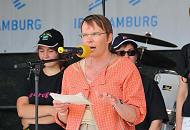 57_9321 Die Hamburger Stadtentwicklungssenatorin Anja Hajduk hlt anlsslich der Zollzaunffnung auf dem Spreehafenfest eine Rede. Die Senatorin weist darauf hin, dass die ffnung des Zollzauns ist eine zentrale Manahme im Rahmen des Sprungs ber die Elbe ist, mit der die Bewohner Wilhelmsburgs und der Veddel ihren direkten Zugang zum Wasser zurckbekommen. Bis 2013 sollte der Zaun ganz abgerissen und der Spreehafen als "Alster des Hamburger Sdens" erlebbar gemacht werden. 