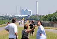 59_9282 Bewohner Wilhelmsburgs und der Veddel informieren sich anlsslich der Zollzaunffnung ber das Areal am Hamburger Spreehafen. Das elf Hektar groe Gebiet soll bis 2013 frei zugnglich sein und als neuer attraktiver Freiraum zum Erlebnis fr die Elbinseln und ganz Hamburg werden.