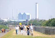 60_9286 Blick ber den Kltjenfelder Hauptdeich Richtung Bahnhof Veddel, rechts der Zollzaun, der an der Harburger Chaussee entlang fhrt. Im Juli 2010 wurden zwei Durchgnge fr Fugnger und Radfahrer am Spreehafenknie, nrdlich des Stbenplatzes und an der S-Bahnstation Veddel geschaffen. Damit wird das Ufer am Spreehafen dauerhaft zugnglich. Ziel ist es, bis zur IBA 2013 den gesamten Zollzaun zu entfernen und das Ufer am Spreehafen als Freizeitflche aufzuwerten. 