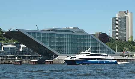 011_14252 - im Vordergrund die moderne Katamaranfhre nach Stade an der Elbe; dahinter das sogen. "Dockland" Gebude; dessen moderne Architektur wurde vom Architekturbro Bothe, Richter, Teherani BRT entworfen. 