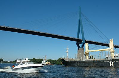 011_14255 - Frachtschiff mit Schlepper und Motorboot unter der Khlbrandbrcke