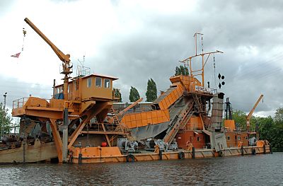 011_14258 - Bagger Heimdall am Kai; dieser Bagger erreicht hufig nicht mehr die erforderliche Tief und wird von dem Eimerkettenbagger Odin ersetzt. 