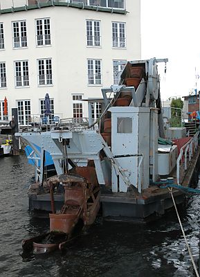 011_14260 - kleiner Eimerkettenbagger, der 1949 zum Ausbaggern der Alster gebaut wurde; 