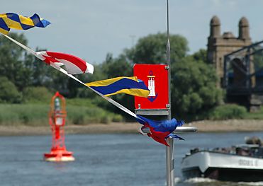 011_14662 - Hamburg Wappen mit Anker; im Hintergrund das Portal der Alten Harburger Elbbrcke