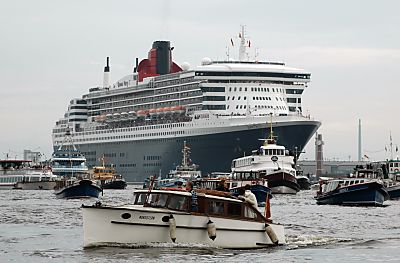 011_14882 - die QM 2 fhrt auf der Elbe und Motorschiffe, Barkassen und Motorboote begleiten das Passagierschiff bei seiner Abreise aus dem Hamburger Hafen.