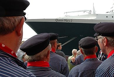 011_14884 - ein Shanty-Chor mit den typischen blau weiss gestreiften Finkenwerder Fischerhemden, roten Halstchern und den Schiffermtzen, ( Elbseglern ) tragen ihr Lied vor.