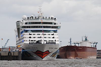 011_15507 - das Kreuzfahrtschiff am Kai; im Hintergrund ein Frachter am Kirchenpauerkai.