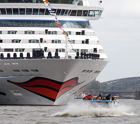 011_15508 - das Kreuzfahrschiff ist die Touristenattraktion im Hamburger Hafen und Teil der Hafenrundfahrt auch bei strmischem Wetter und hohem Wellengang. 