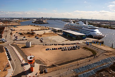 011_15726 - Blick ber einen Teil der zuknftigen Hafencity Hamburg; unten der view point, von dem aus der Fortschritt der Bauarbeiten verfolgt werden kann, re. liegt das  Kreuzfahrtschiff AIDAvita  liegt am Kreuzfahrtterminal des Hamburger Hafens - links im Hintergrund der Baakenhafen wo die zuknftige HafenCity Universitt fr Baukunst und Raumentwicklung gebaut wird. 