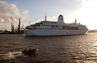 011_15690  - die MS Deutschland wurde 1998 in Dienst gestellt und hat eine Lnge von 175m. Das deutsche Kreuzfahrtschiff kann 604 Passagiere aufnehmen und hat 240 Mann/Frau Besatzung. 