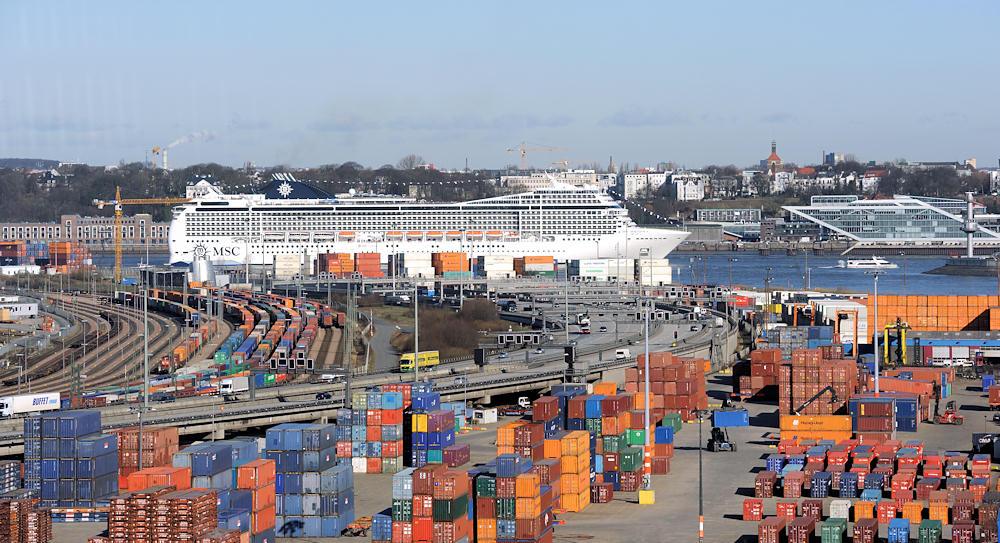 11_0020 Blick auf das 293 m lange und 32m Kreuzfahrtschiff auf der Elbe vor Hamburg Neumhlen; der Luxusliner hat 1.275 Kabinen und eine Hhe von fast 50m. Im Vordergrund ein Containerlager am Khlbrand und in der Bildmitte die Autobahn A7 mit der Einfahrt zum Elbtunnel; lks. der Containerbahnhof auf dem Terminalgelnde des Container Terminals Burchardkai..    www.fotograf-hamburg.com