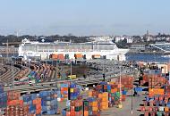 11_0020 Blick auf das 293 m lange und 32m Kreuzfahrtschiff auf der Elbe vor Hamburg Neumhlen; der Luxusliner hat 1.275 Kabinen und eine Hhe von fast 50m. Im Vordergrund ein Containerlager am Khlbrand und in der Bildmitte die Autobahn A7 mit der Einfahrt zum Elbtunnel; lks. der Containerbahnhof auf dem Terminalgelnde des Container Terminals Burchardkai..    www.fotograf-hamburg.com