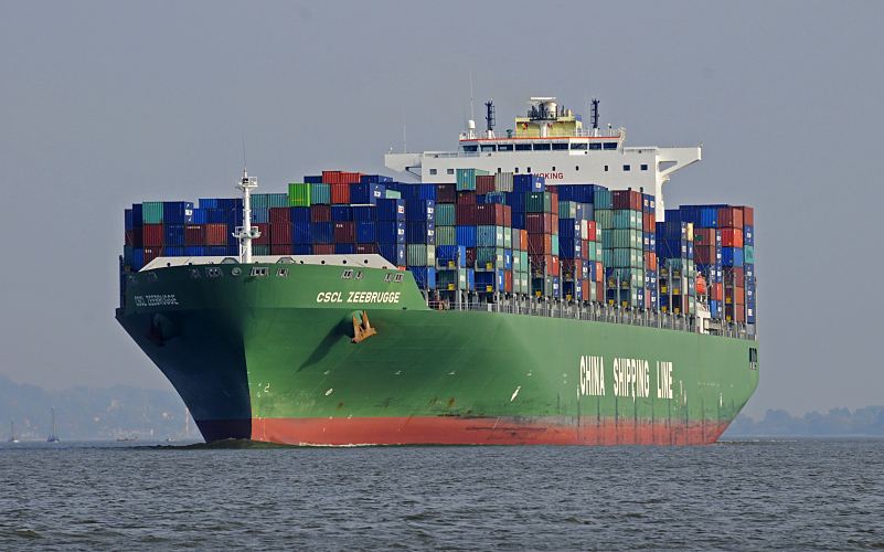 11_21359 in mehreren Ebenen sind die verschiedenfarbigen Container auf dem Deck des Frachters CSCL ZEEBRUGGE gestapelt. Das 2007 gebaute Schiff kann 9600 TEU / Standardcontainer transportieren. Das 337m / Breite 46m lange Containerschiff hat seine Ladung im Hamburger Hafen gelscht und dort neue Container an Bord genommen - es fhrt auf der Elbe Richtung Nordsee - im Hintergrund lks. ist der Leuchturm von Hamburg Blankenese zu erkennen.  www.bildarchiv-hamburg.de 