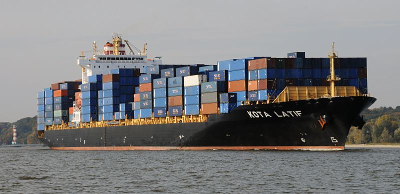 11_21360 mit Containern hoch beladen fhrt der 260m lange Frachter KOTA LATIF Hhe Hamburg Wittenberge auf der Elbe Richtung Hamburger Hafen. Am Elbufer haben die Bume ihre Herbstfrbung angenommen, lks. der Leuchtturm von Wittenbergen. www.bildarchiv-hamburg.de 