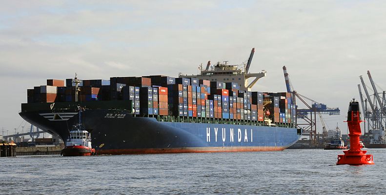 11_21361 die HYUNDAI BRAVE wird voll beladen von einem Schlepper aus dem Waltershofer Hafen geschleppt. Dort wurde die Containerladung gelscht und der Frachter neu beladen - das riesige Schiff kann 8.566 TEU / 20 Fuss Container transportieren ( TEU = Twenty feet Equivalent Unit )  ilLinks im Walterhofer Hafen sind die hochgefahrenen Containerbrcken vom Terminal EUROGATE zu erkennen, rechts Containerkrne am Burchardkai. Rechts eine rote Fahrwassertonne, die die Fahrrinne fr grosse Seeschiffe auf der Elbe begrenzt. www.bildarchiv-hamburg.de 