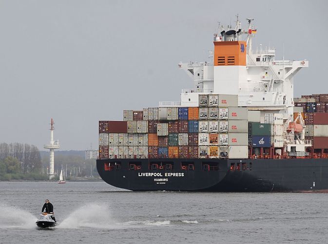 11_21362 der Heimathafen der LIVERPOOL EXPRESS ist Hamburg; das ca. 280m lange Schiff gehr zur Dublin Express Kasse der Reederei Hapag Lloyd und kann 4121 Standardcontainer an Bord nehmen. Das Frachtschiff fhrt auf der Elbe Hhe Grndeich Richtung Hamburger Hafen. Ein Jetski fhrt mit hohem Tempo am Heck des Containerriesen.   www.bildarchiv-hamburg.de 