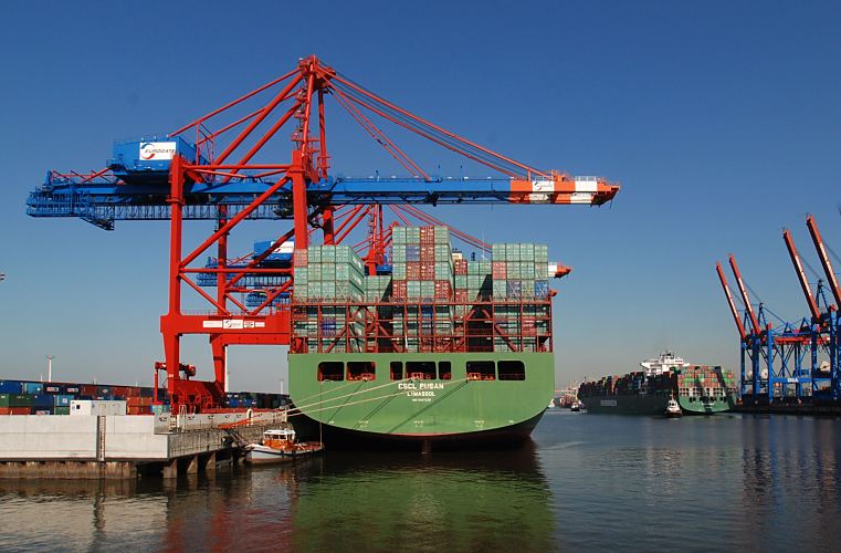 11_21367 der Containerfrachter CSCL PULSAN liegt am Predhlkai im Waltershofer Hafen, eines der vielen Hafenbecken im Hamburger Hafen. Die Ladung des Frachters wird am Container Terminal EUROGATE gelscht und neue Fracht an Bord geladen. Rechts im Hintergrund legt gerade ein Containerries vom Burchardkai ab - er wird von zwei Schleppern ins Fahrwasser der Elbe manvriert.   www.bildarchiv-hamburg.de